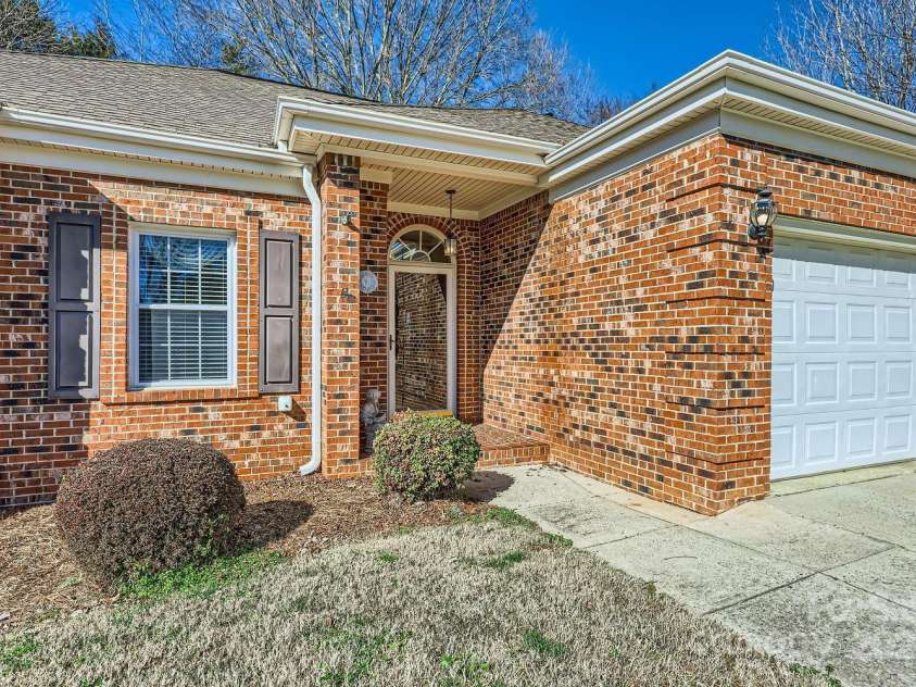 127 Lakewood Circle Drive, Mooresville, NC 28117.  MLS# CAR4224341, YatesRealty ID 16710. 