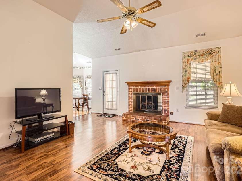 127 Lakewood Circle Drive, Mooresville, NC 28117.  MLS# CAR4224341, YatesRealty ID 16710. 