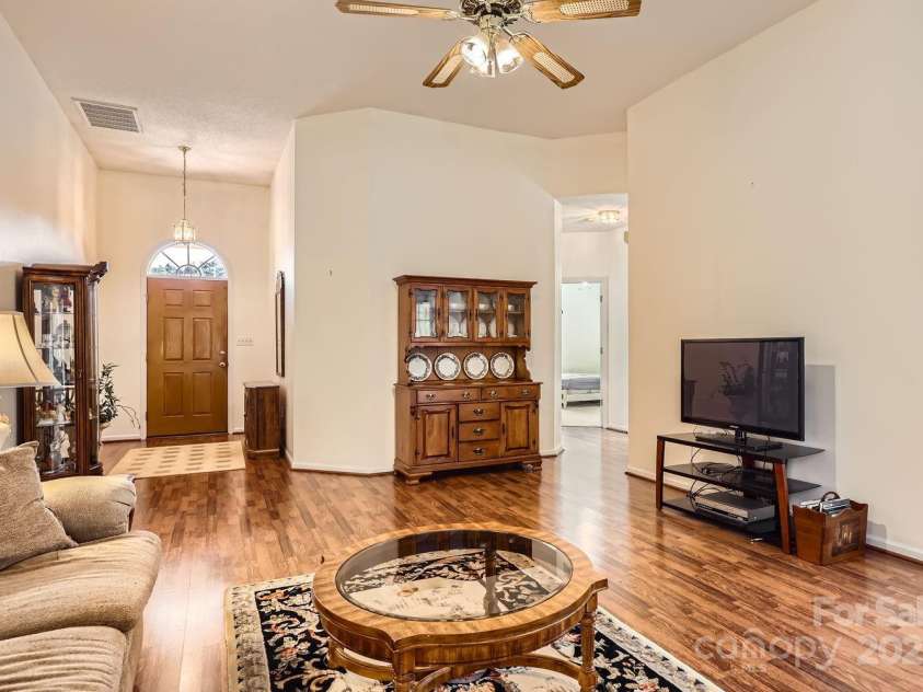 127 Lakewood Circle Drive, Mooresville, NC 28117.  MLS# CAR4224341, YatesRealty ID 16710. 