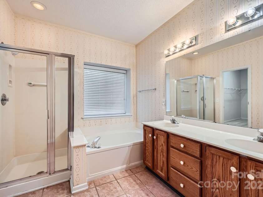 127 Lakewood Circle Drive, Mooresville, NC 28117.  MLS# CAR4224341, YatesRealty ID 16710. 