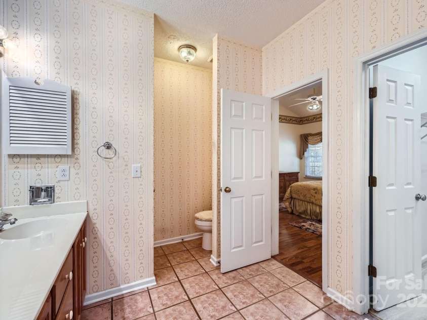 127 Lakewood Circle Drive, Mooresville, NC 28117.  MLS# CAR4224341, YatesRealty ID 16710. 