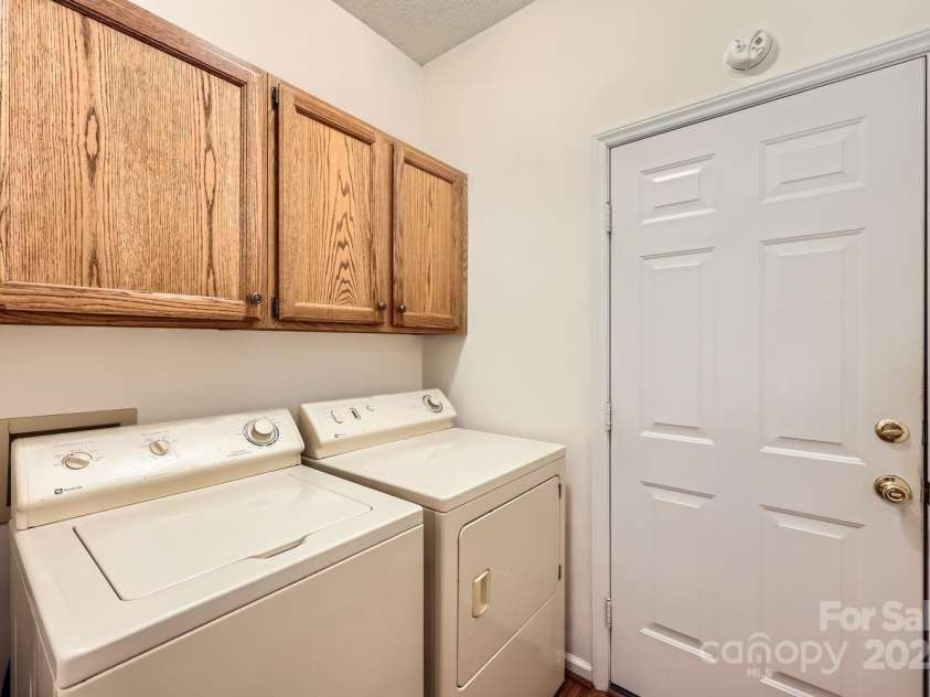 127 Lakewood Circle Drive, Mooresville, NC 28117.  MLS# CAR4224341, YatesRealty ID 16710. 