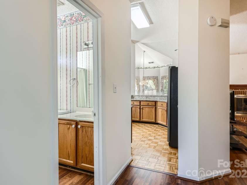 127 Lakewood Circle Drive, Mooresville, NC 28117.  MLS# CAR4224341, YatesRealty ID 16710. 