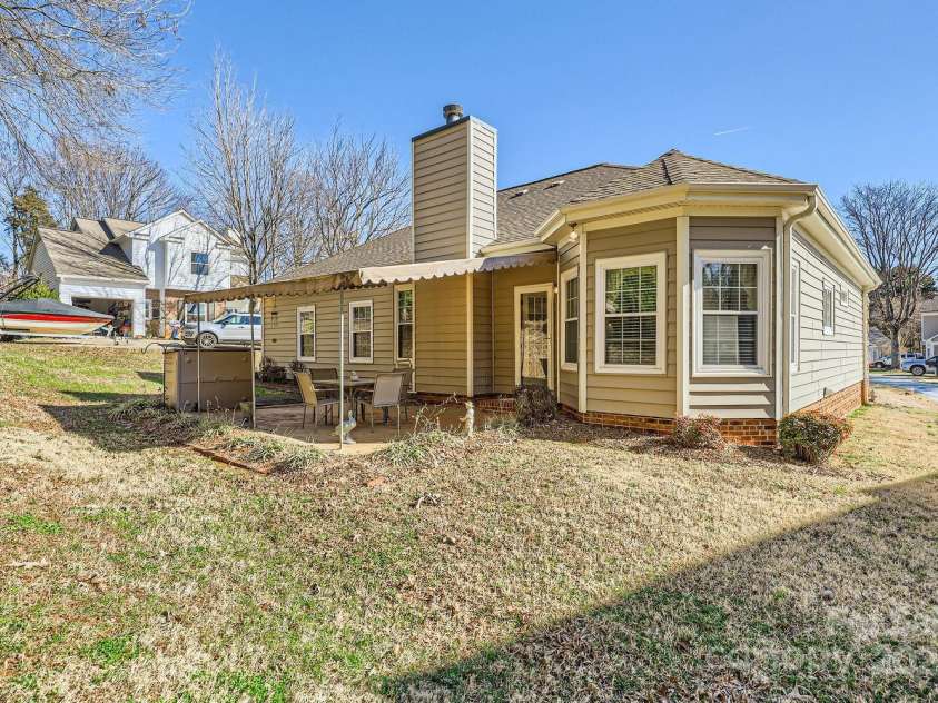 127 Lakewood Circle Drive, Mooresville, NC 28117.  MLS# CAR4224341, YatesRealty ID 16710. 