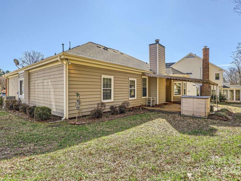 127 Lakewood Circle Drive, Mooresville, NC 28117.  MLS# CAR4224341, YatesRealty ID 16710. 