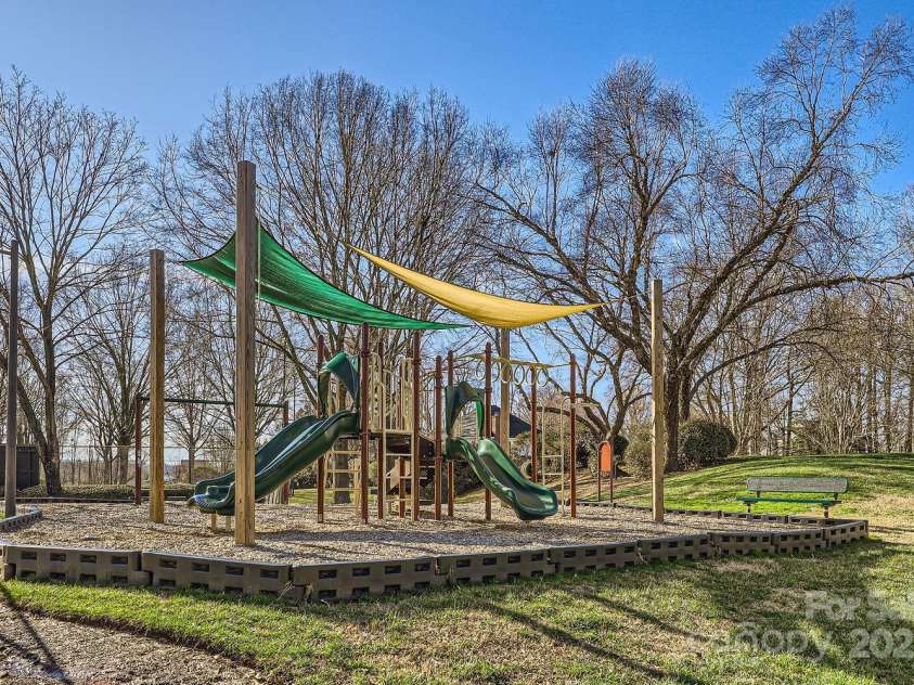 127 Lakewood Circle Drive, Mooresville, NC 28117.  MLS# CAR4224341, YatesRealty ID 16710. 