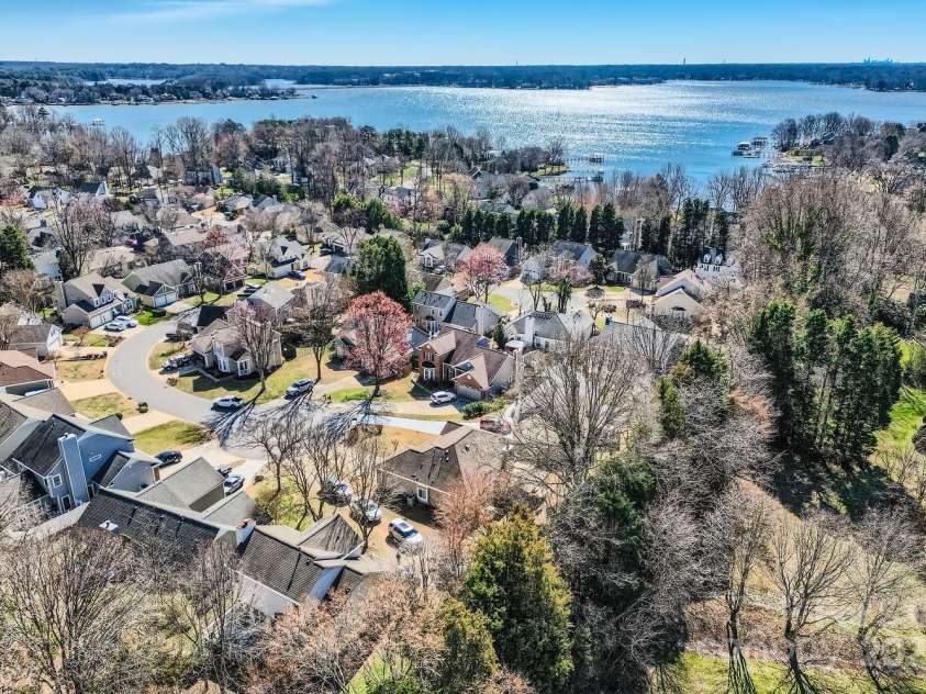 127 Lakewood Circle Drive, Mooresville, NC 28117.  MLS# CAR4224341, YatesRealty ID 16710. 