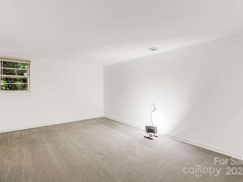 38 Westridge Drive, Asheville, NC 28803.  MLS# CAR4264261, YatesRealty ID 16711. Basement Bedroom