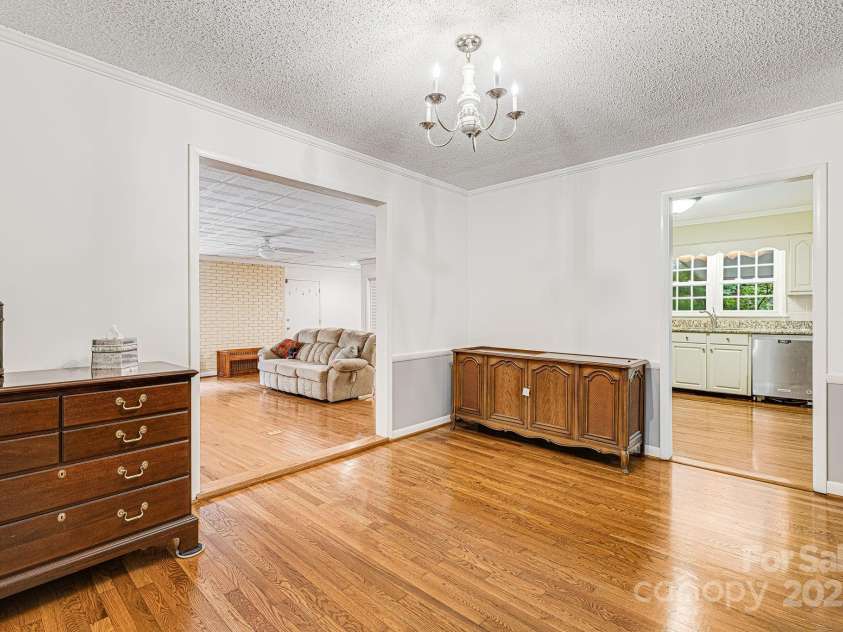 38 Westridge Drive, Asheville, NC 28803.  MLS# CAR4264261, YatesRealty ID 16711. Dining