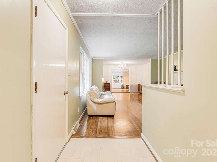 38 Westridge Drive, Asheville, NC 28803.  MLS# CAR4264261, YatesRealty ID 16711. Foyer with built in planter box