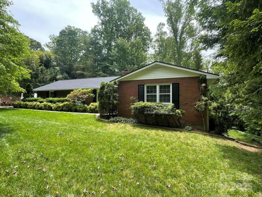 38 Westridge Drive, Asheville, NC 28803.  MLS# CAR4264261, YatesRealty ID 16711. Front