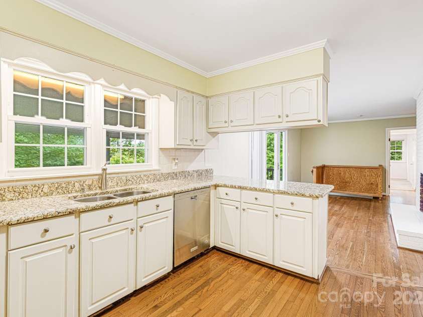 38 Westridge Drive, Asheville, NC 28803.  MLS# CAR4264261, YatesRealty ID 16711. Kitchen