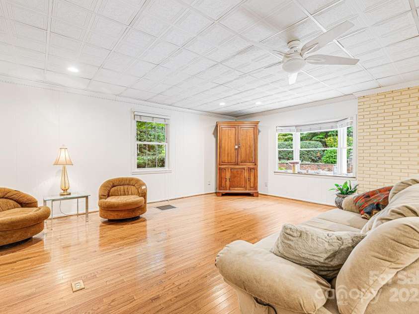 38 Westridge Drive, Asheville, NC 28803.  MLS# CAR4264261, YatesRealty ID 16711. Living Room
