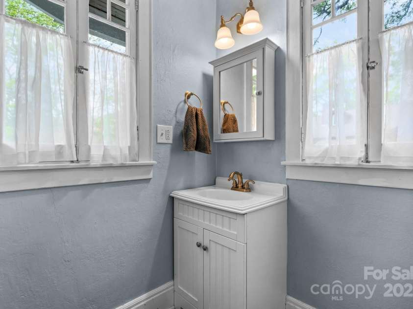 218 5th Street, Hickory, NC 28602.  MLS# CAR4251114, YatesRealty ID 16712. 2nd bathroom