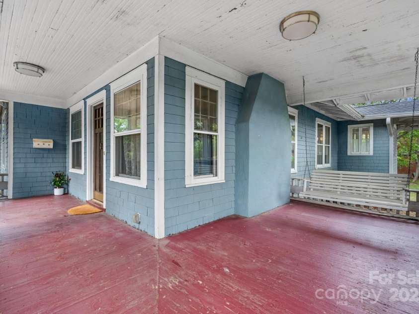 218 5th Street, Hickory, NC 28602.  MLS# CAR4251114, YatesRealty ID 16712. Excellent outdoor living opportunities