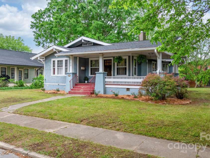 218 5th Street, Hickory, NC 28602.  MLS# CAR4251114, YatesRealty ID 16712. Front of home, sidewalks in Kenworth community