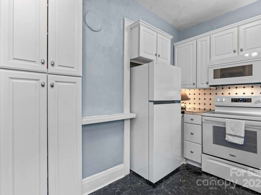 218 5th Street, Hickory, NC 28602.  MLS# CAR4251114, YatesRealty ID 16712. Kitchen
