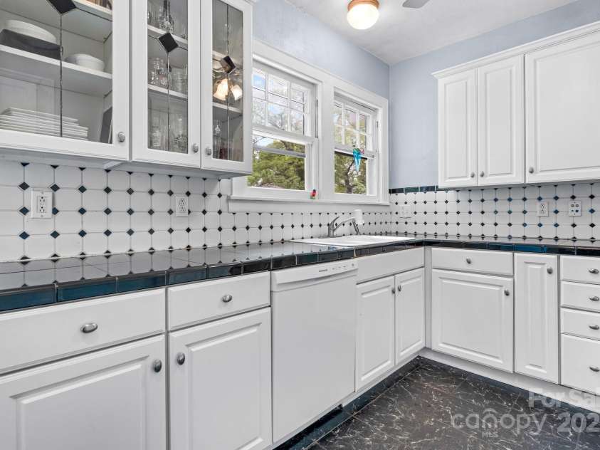 218 5th Street, Hickory, NC 28602.  MLS# CAR4251114, YatesRealty ID 16712. Kitchen