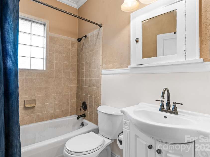 218 5th Street, Hickory, NC 28602.  MLS# CAR4251114, YatesRealty ID 16712. Main bathroo