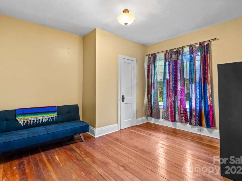 218 5th Street, Hickory, NC 28602.  MLS# CAR4251114, YatesRealty ID 16712. Main bedroom