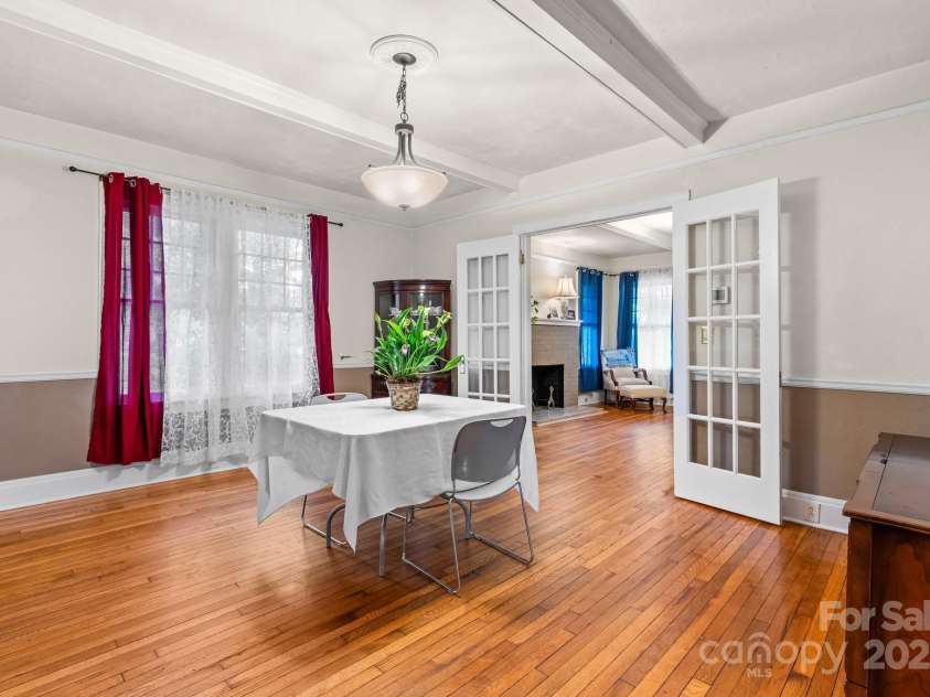 218 5th Street, Hickory, NC 28602.  MLS# CAR4251114, YatesRealty ID 16712. Many flexible space opportunities