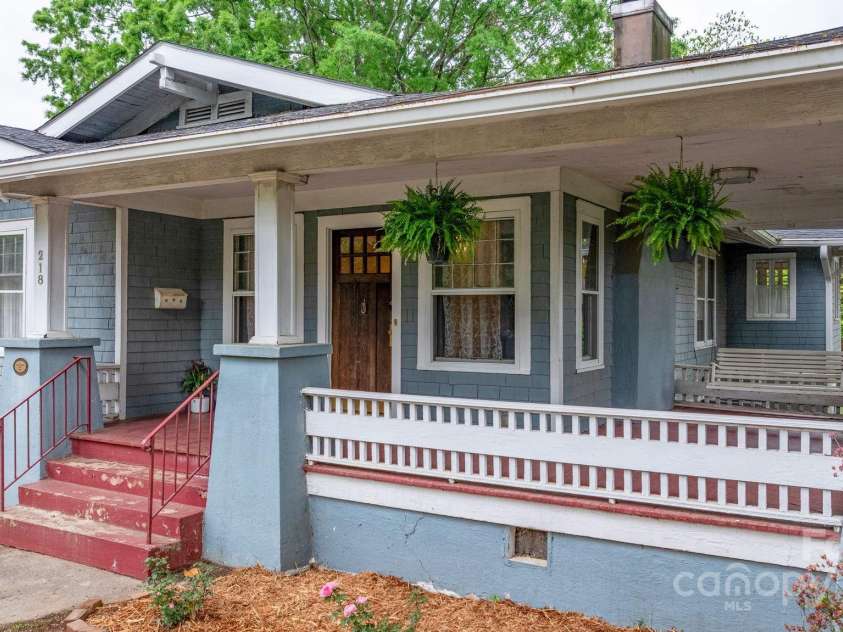 218 5th Street, Hickory, NC 28602.  MLS# CAR4251114, YatesRealty ID 16712. Outdoor porch, front