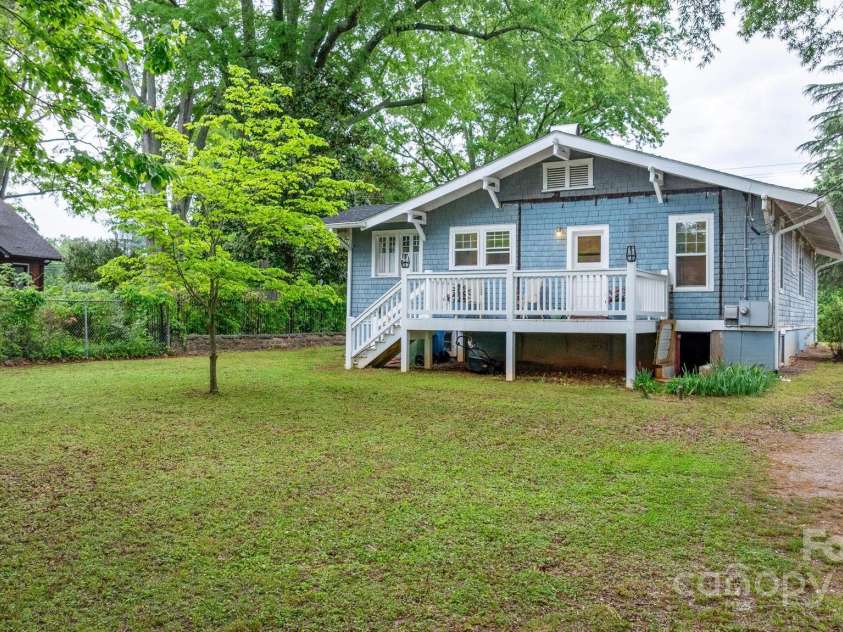 218 5th Street, Hickory, NC 28602.  MLS# CAR4251114, YatesRealty ID 16712. Spacious back yard