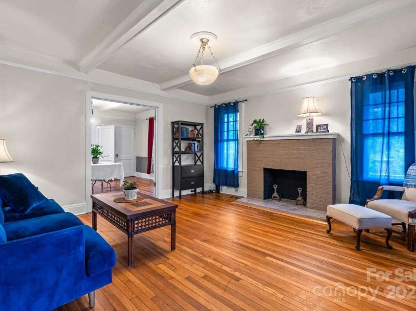 218 5th Street, Hickory, NC 28602.  MLS# CAR4251114, YatesRealty ID 16712. Spacious living room