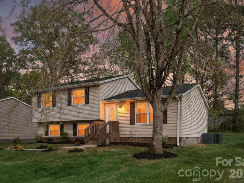 4832 Cheviot Road, Charlotte, NC 28269.  MLS# CAR4369494, YatesRealty ID 16712. 