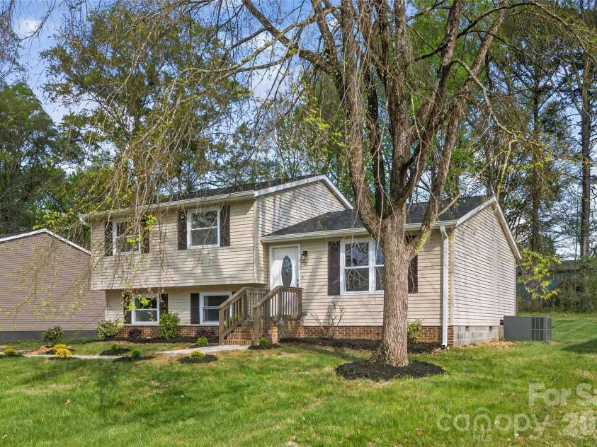4832 Cheviot Road, Charlotte, NC 28269.  MLS# CAR4369494, YatesRealty ID 16712. 