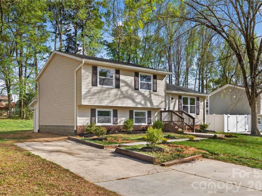 4832 Cheviot Road, Charlotte, NC 28269.  MLS# CAR4369494, YatesRealty ID 16712. 