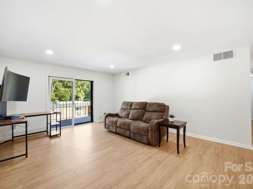 4739 Hedgemore Drive, Charlotte, NC 28209.  MLS# CAR4391656, YatesRealty ID 16713. 