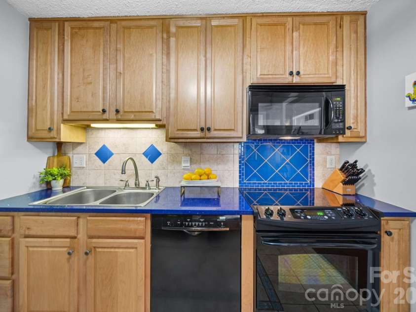 4739 Hedgemore Drive, Charlotte, NC 28209.  MLS# CAR4401578, YatesRealty ID 16713. 