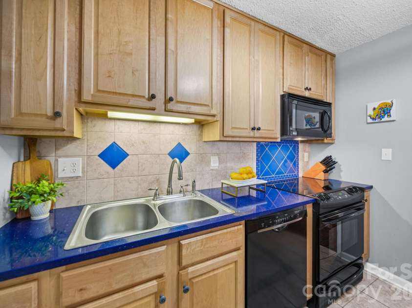 4739 Hedgemore Drive, Charlotte, NC 28209.  MLS# CAR4401578, YatesRealty ID 16713. 