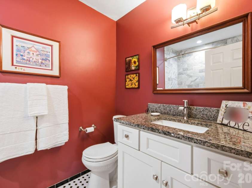 4739 Hedgemore Drive, Charlotte, NC 28209.  MLS# CAR4402848, YatesRealty ID 16713. Hall Bath