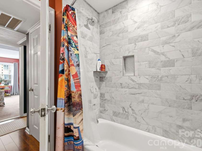 4739 Hedgemore Drive, Charlotte, NC 28209.  MLS# CAR4402848, YatesRealty ID 16713. Hall Bath