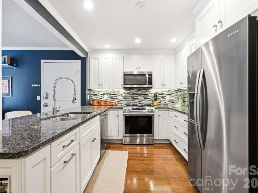 4739 Hedgemore Drive, Charlotte, NC 28209.  MLS# CAR4402848, YatesRealty ID 16713. Kitchen