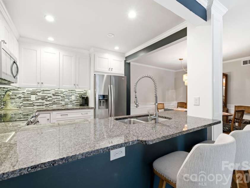 4739 Hedgemore Drive, Charlotte, NC 28209.  MLS# CAR4402848, YatesRealty ID 16713. Kitchen