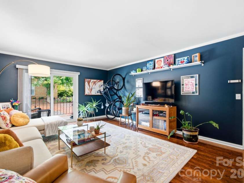 4739 Hedgemore Drive, Charlotte, NC 28209.  MLS# CAR4402848, YatesRealty ID 16713. Living Room