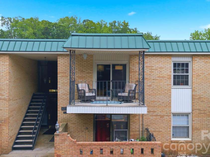 4739 Hedgemore Drive, Charlotte, NC 28209.  MLS# CAR4402848, YatesRealty ID 16713. One Flight Walk-Up.