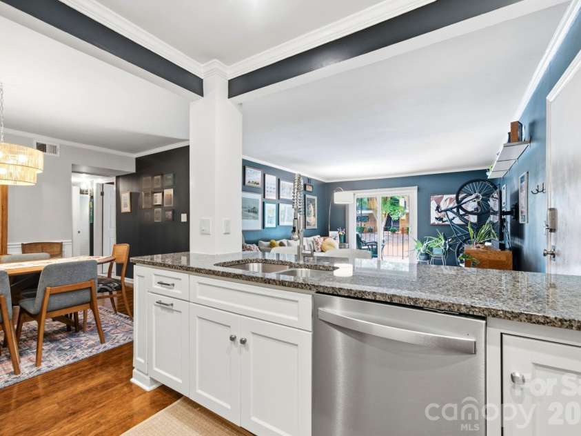 4739 Hedgemore Drive, Charlotte, NC 28209.  MLS# CAR4402848, YatesRealty ID 16713. Remodeled Open Kitchen