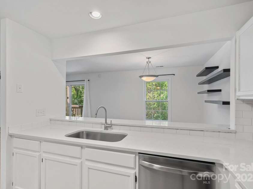 3302 Selwyn Farms Lane, Charlotte, NC 28209.  MLS# CAR4311763, YatesRealty ID 16714. 