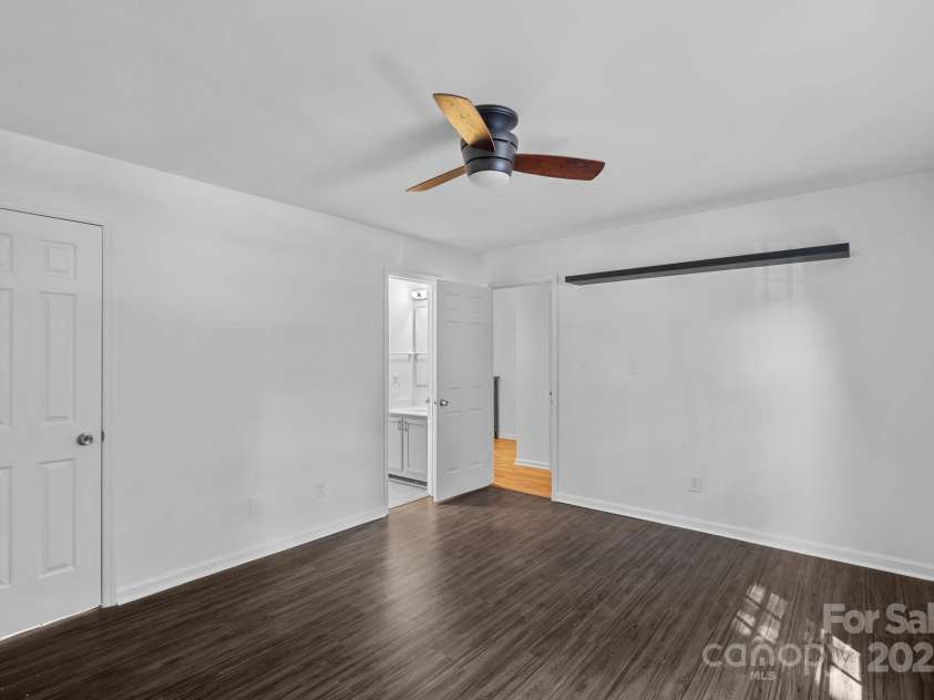 3302 Selwyn Farms Lane, Charlotte, NC 28209.  MLS# CAR4311763, YatesRealty ID 16714. 