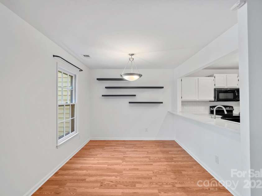 3302 Selwyn Farms Lane, Charlotte, NC 28209.  MLS# CAR4311763, YatesRealty ID 16714. Dining area