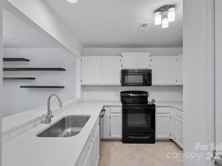 3302 Selwyn Farms Lane, Charlotte, NC 28209.  MLS# CAR4311763, YatesRealty ID 16714. Kitchen 