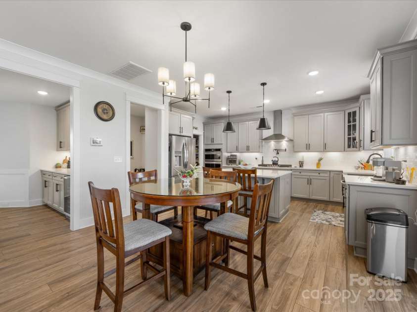 702 Yucatan Drive, Waxhaw, NC 28173.  MLS# CAR4223915, YatesRealty ID 1672. Breakfast area