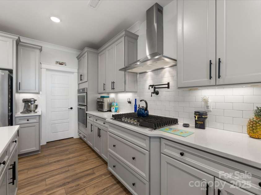 702 Yucatan Drive, Waxhaw, NC 28173.  MLS# CAR4223915, YatesRealty ID 1672. Gas cooktop and stainless steel exhaust vent