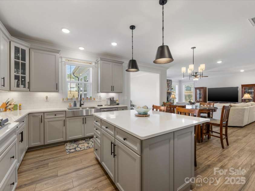 702 Yucatan Drive, Waxhaw, NC 28173.  MLS# CAR4223915, YatesRealty ID 1672. Kitchen island