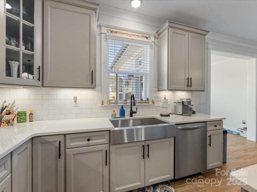 702 Yucatan Drive, Waxhaw, NC 28173.  MLS# CAR4223915, YatesRealty ID 1672. Stainless steel farmhouse style sink