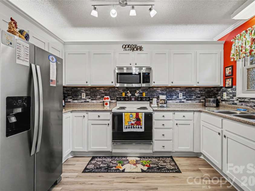 1204 Northgate Drive, Shelby, NC 28150.  MLS# CAR4349654, YatesRealty ID 16720. The functional kitchen with beautiful cabinets, countertops and backsplash!